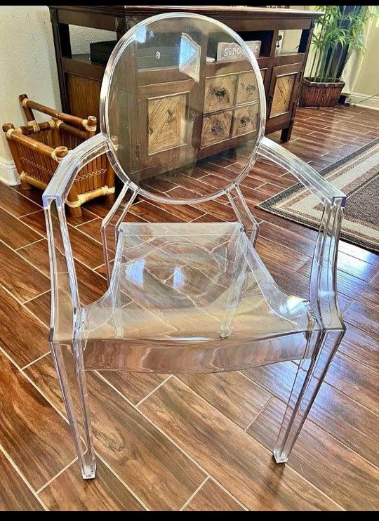 4 Acrylic Chairs Has Some Scratches/ 4x$140,($35 Each)