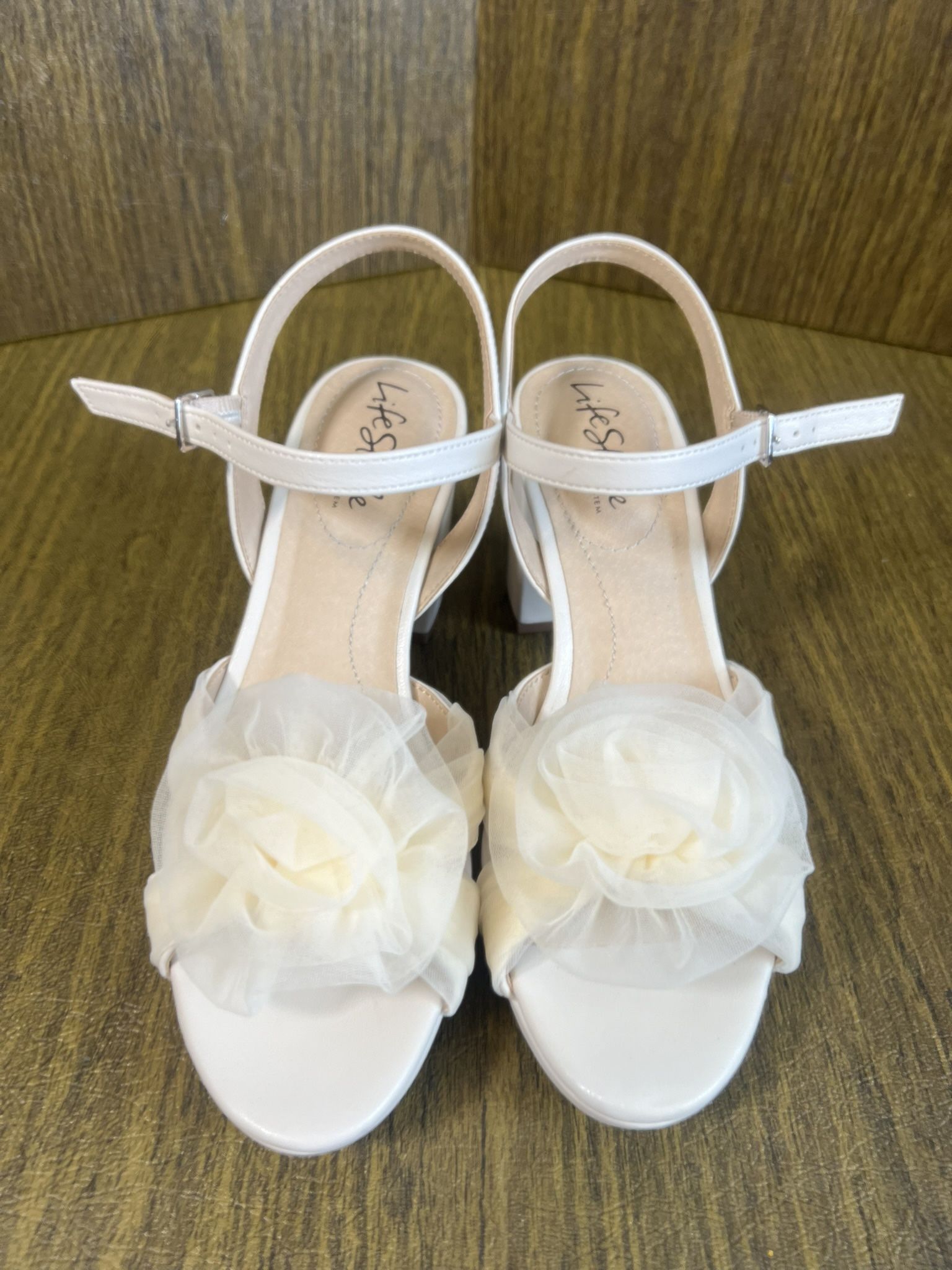 Life Stride Soft System Beautiful Shoes White Cream Rose Flower Heels Slip on Straps / Special Occassion Bridal WEDDING Shoes / Woman’s 6 / New w/o Bo