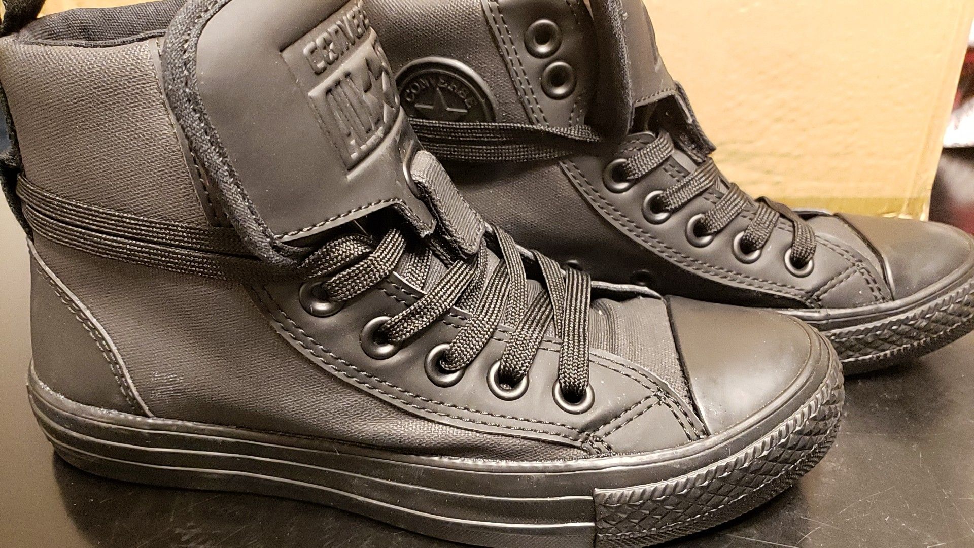 Converse kid's size 4/women's size 6