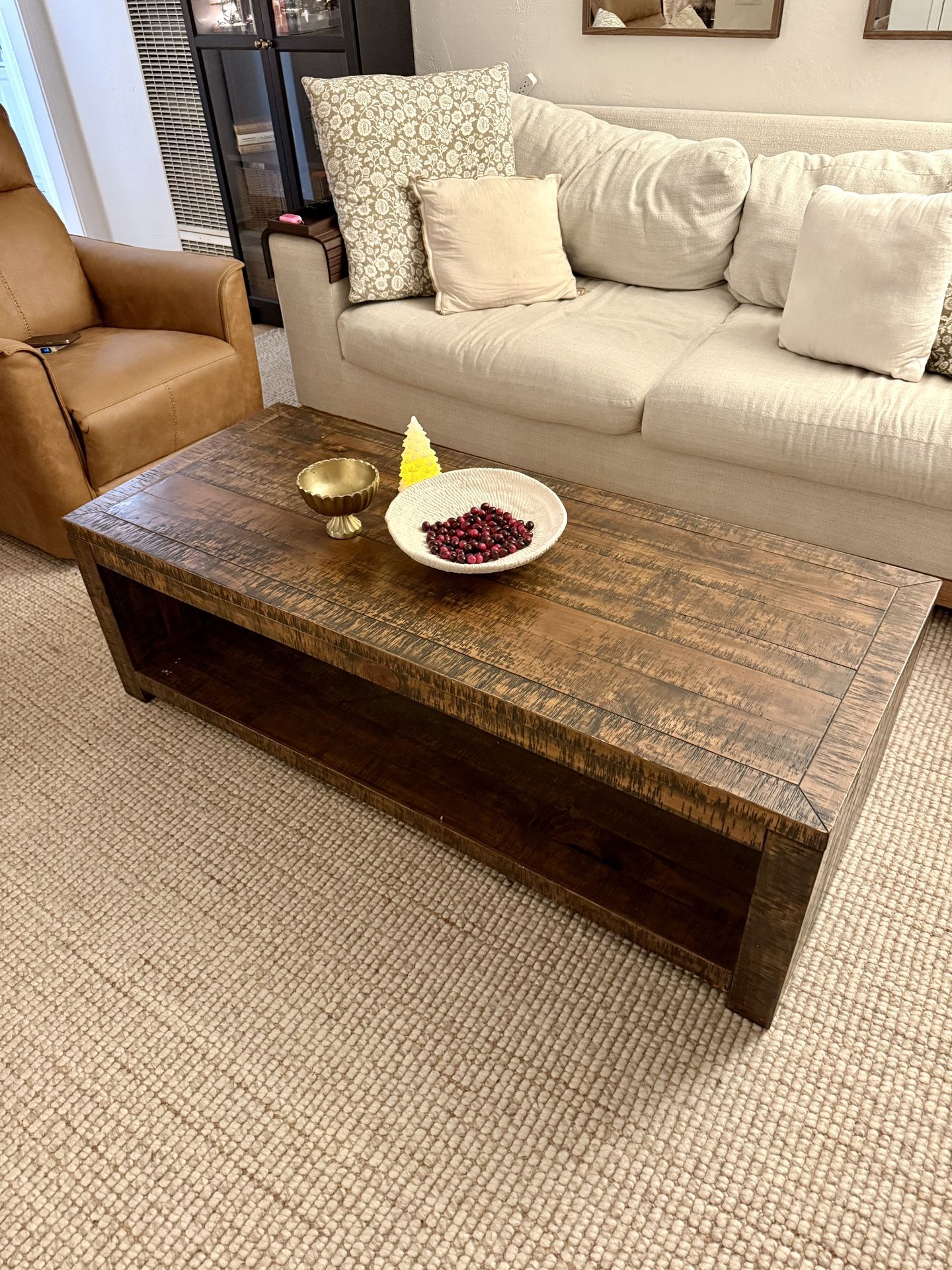 Coffee table (sturdy & excellent condition)