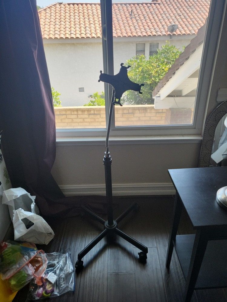 Ipad Stand With Roller