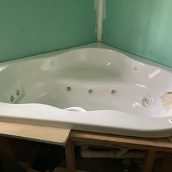 New American Standard BIG JACUZZI $500 Or B.O., NEW COSTS OVER $1000