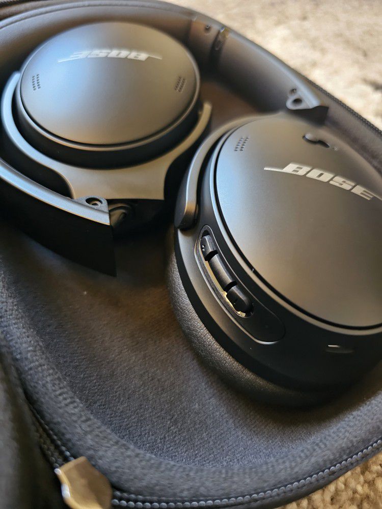 Like New!! Bose Quiet Comfort 45 NC Headphoes!!
