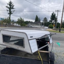 Truck canopy with side door