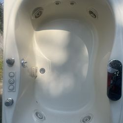 🌞 Jacuzzi Hot Tub   $ 75 Delivery Available