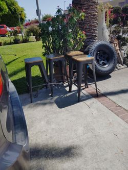 4.   Bancos...nuevos ... De ..metal  . .y ..madera. .el .asiento ....en. ....Duarte...