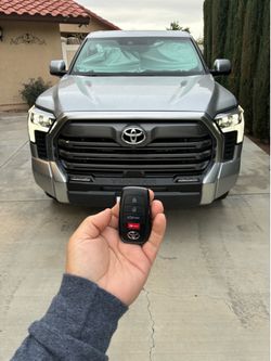 Car keys/ llaves de carro