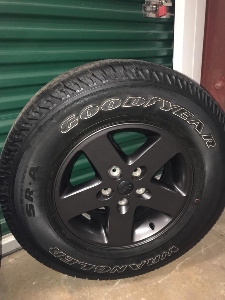 change the 5 tires of my Jeep!  its numbering is P255 / 75R17, The wheels are completely original 4 tires at 50% use plus 1 completely new!  take it a