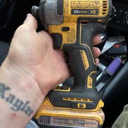 Dewalt Impact Atomic DCF887 W/ Battery 70$