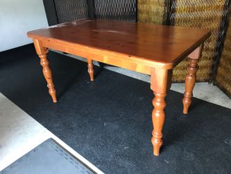 Real Pine Breakfast/Dinne 4-8 Seater Table no chairs