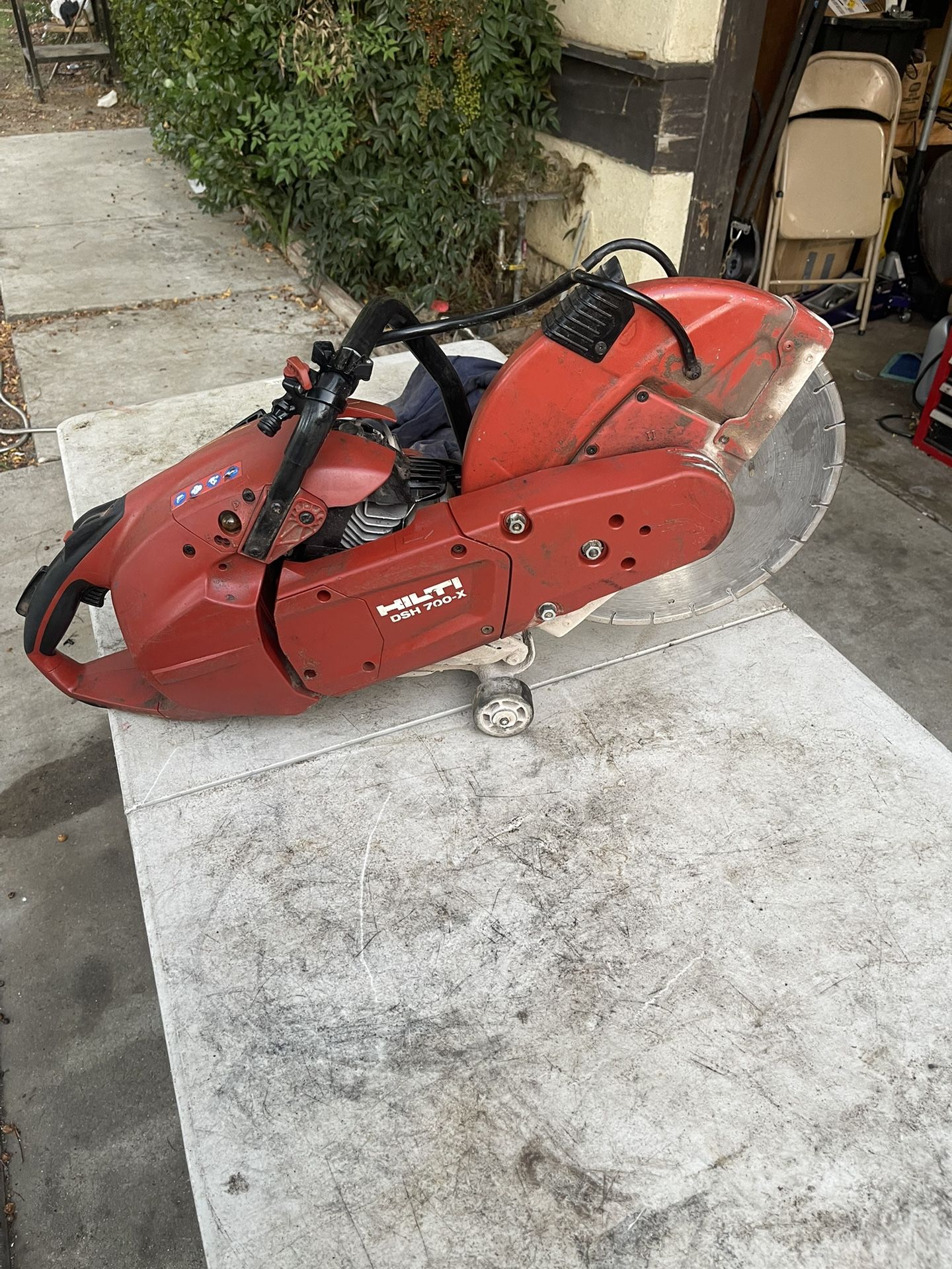 Concrete saw