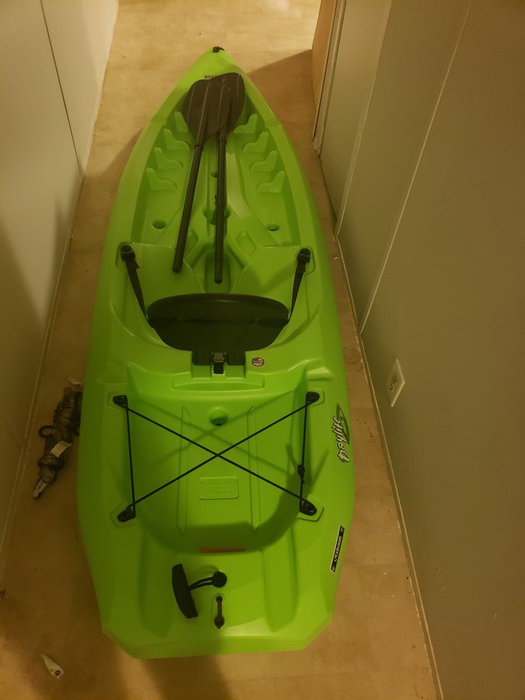 Daylite sit on top kayak with paddle