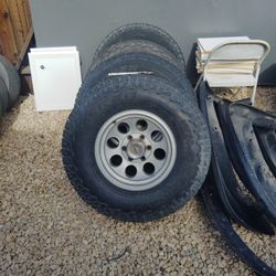 Rines  16 Con Llanta 285/75/15 $700