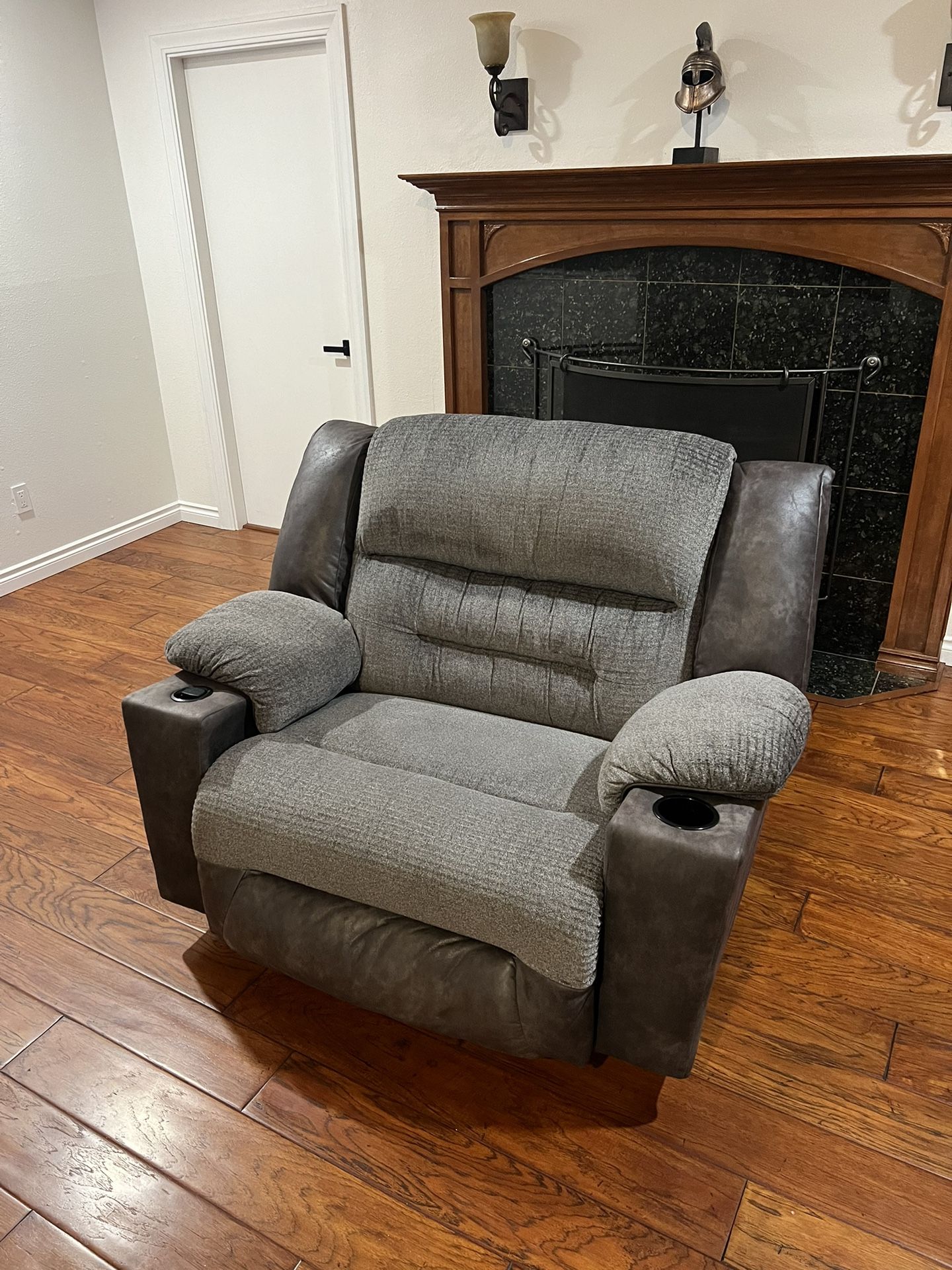 OVERSIZED RECLINER/ROCKING CHAIR
