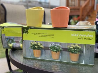 2 sets of 3 Wall Garden pots! with bracket to Mount on the wall