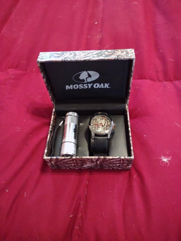 Mossy Oak Stainless Steel Water Resistant Watch And Flashlight Set