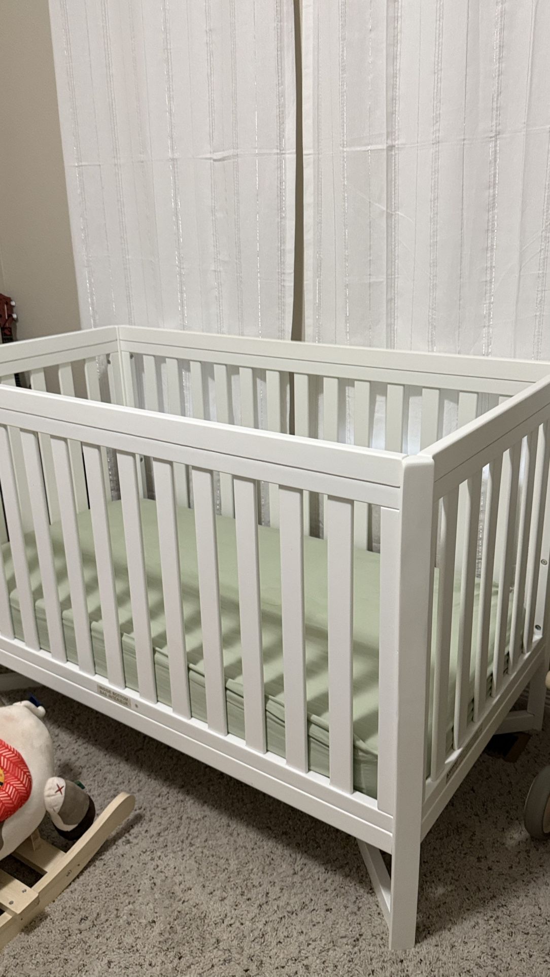 Like NEW! DELTA CRIB + Luxury mattress + Cover Sheet + 5 Sheets