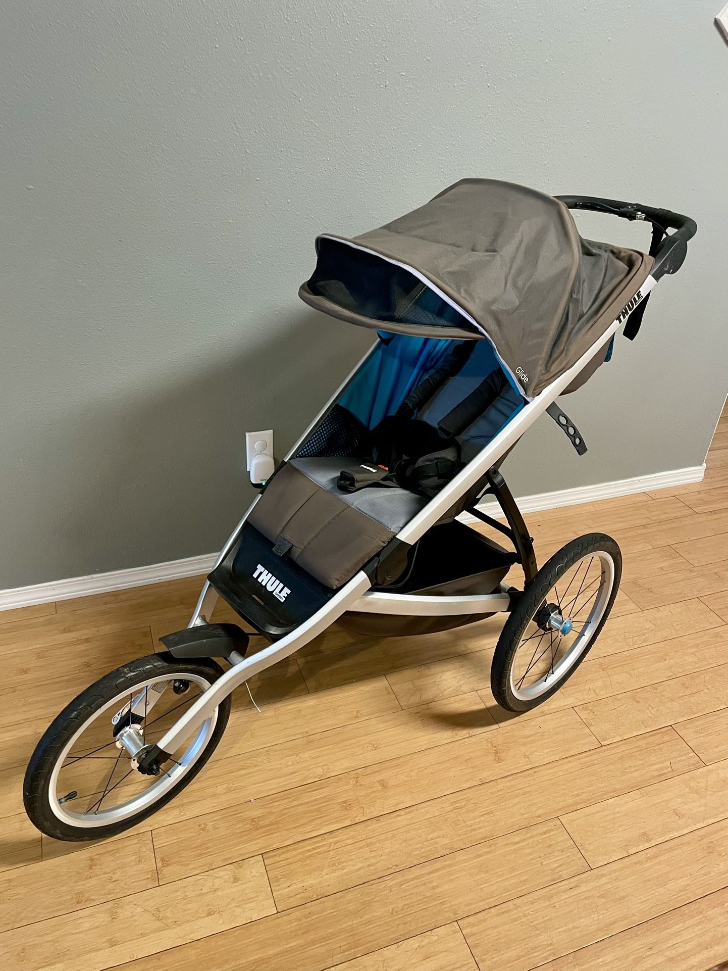 Thule Jogging Stroller and Rain Cover