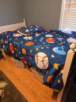 Twin bunk bed