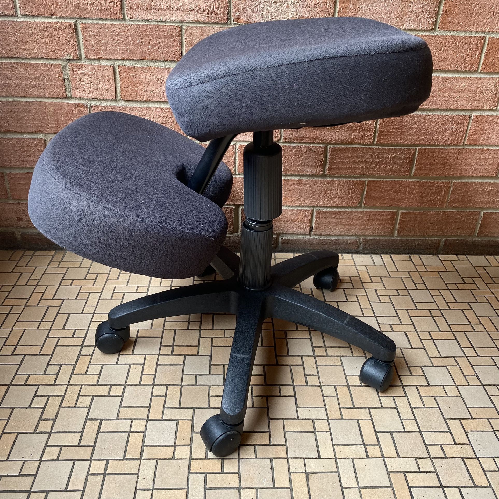 Office Star Work Smart Ergonomic Knee Chair, 5 Star Base, Black Good pre-owned condition. Adjustable height. Product details: https://www.officedep