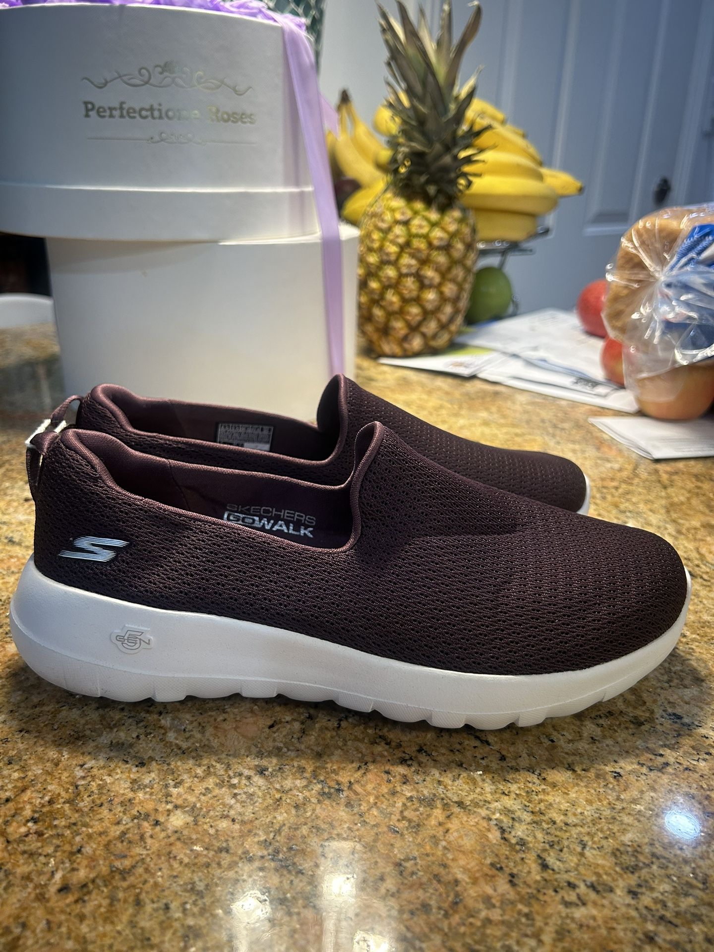 Skechers low brand new vino colors size 6.5 lady