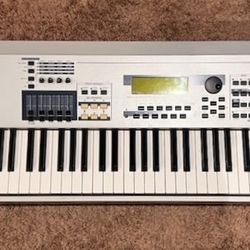 YAMAHA MO8 88-Key Graded Hammer Synthesizer With Stand NO POWER CORD