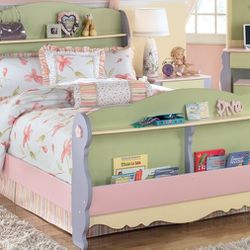 Girls Twin Size Sleigh Bed (2) 