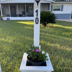 🚨 Solar Lighted Cedar Planters 🚨 