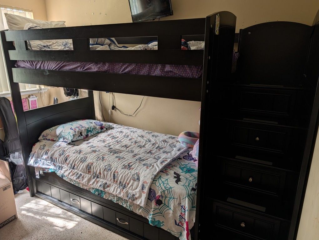 Bunk Bed Twin (Room To go)