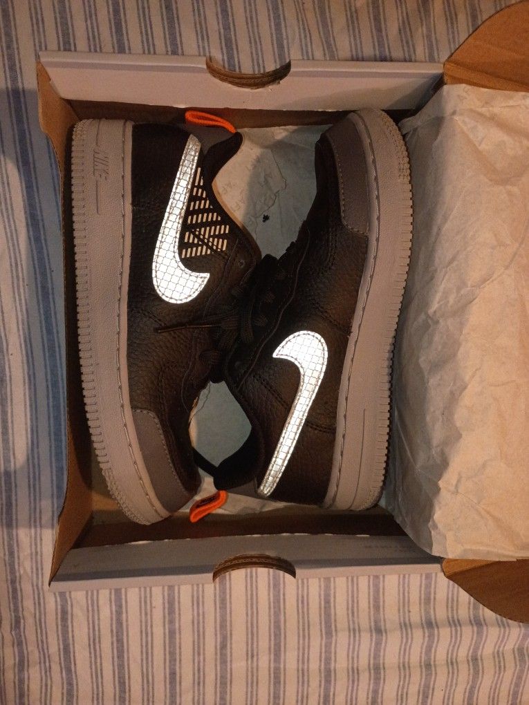 Kids Nikes Size 2 Perfect Condition 