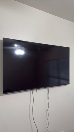 Hisense Flat Screen TV - Roku