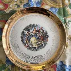 Vintage set of 2 Sabin Crest-O-Gold 22k gold-trimmed plates featuring a colonial courting couple scene