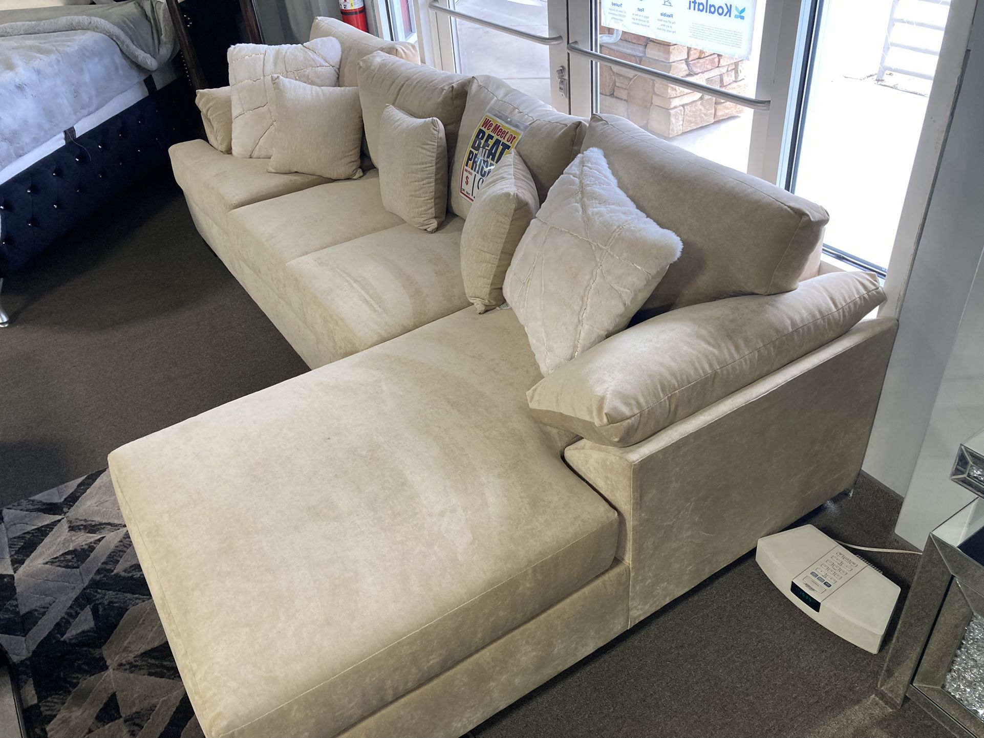 Lovely Sectional ✨💛 Easy Financing Available ✨🤎 Free Delivery 🚚