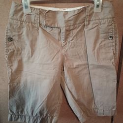 Old Navy Khaki Knee Length Shorts Sz 4 $5 MPU SERIOUS INQUIRIES ONLY