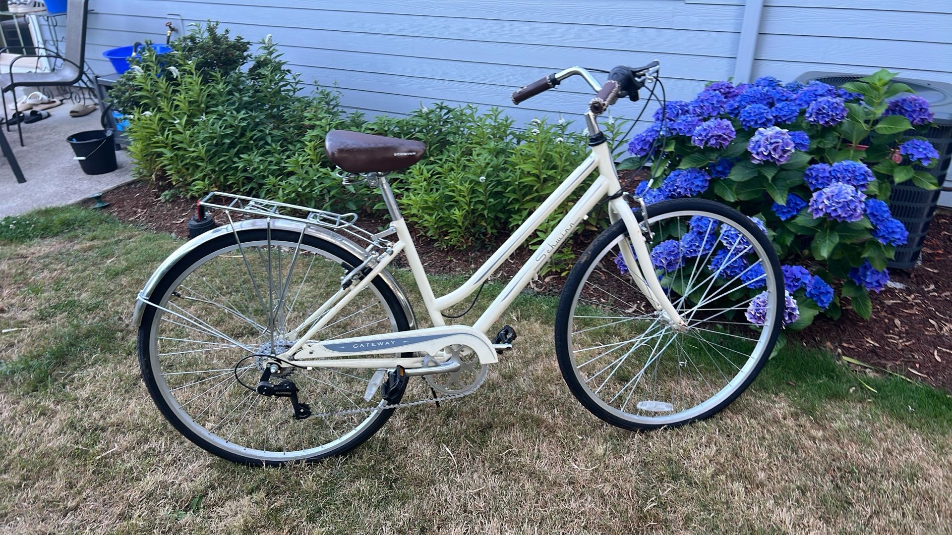 Ladies Schwinn hybrid bike