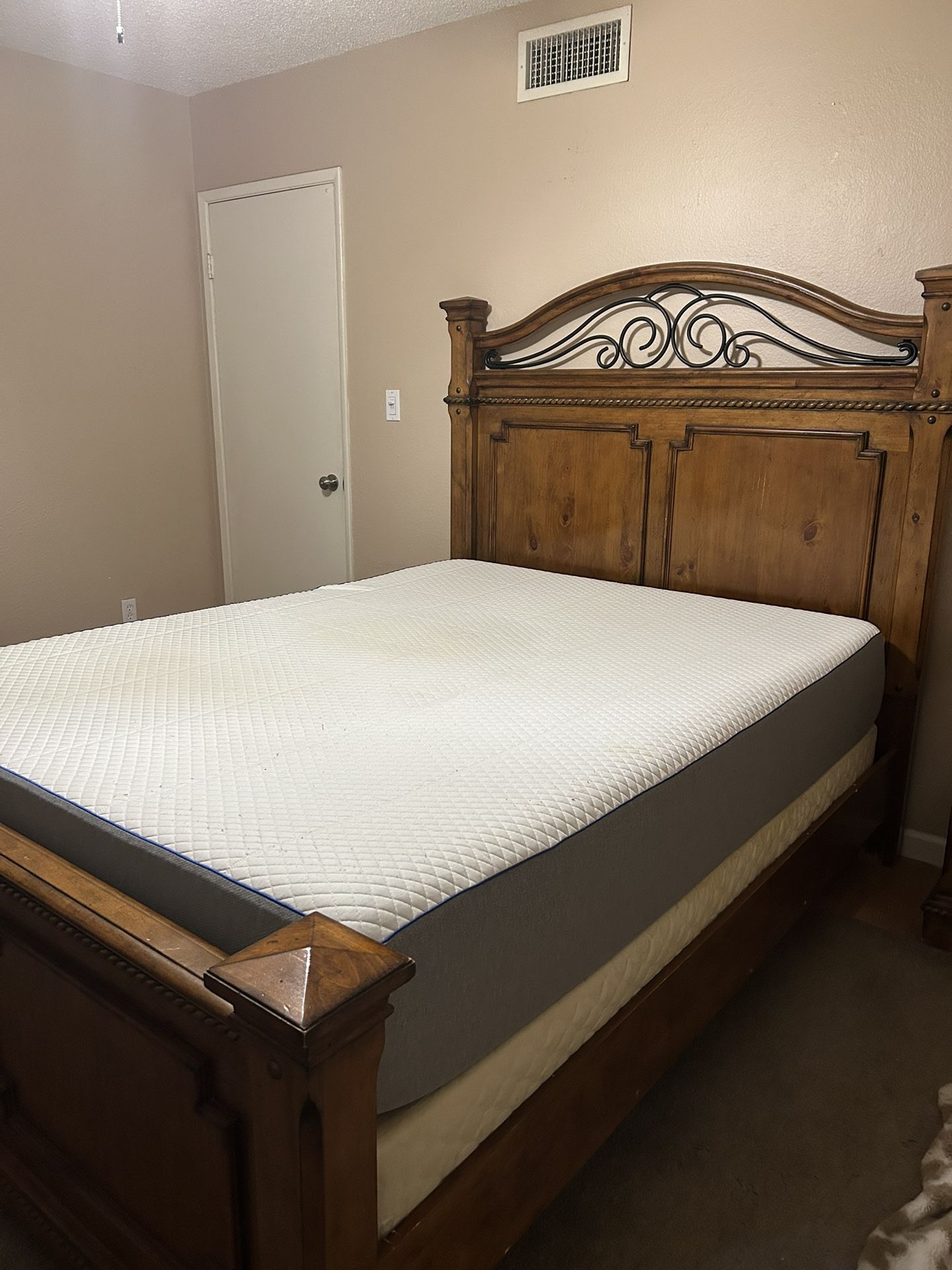 ** MOVING ** Honey Oak Queen Size Bedroom Set