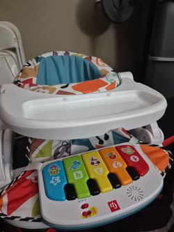 Baby seat with keyboard - like new