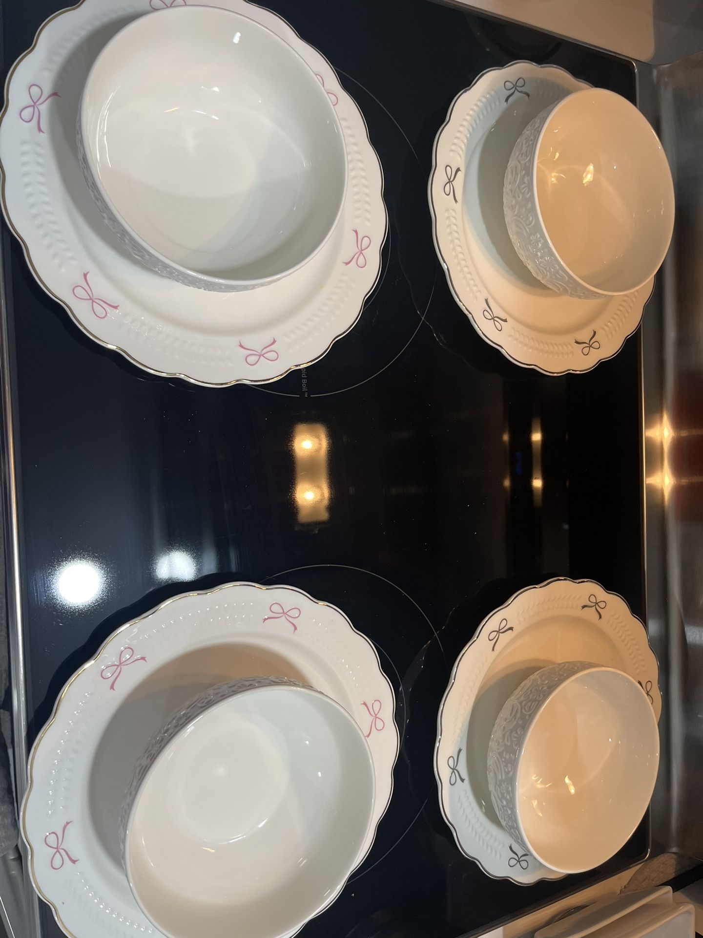 Beautifully designed plates and bones, very delicate detail