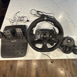 Logitech G920 Driving Force Racing Wheel and Floor Pedals