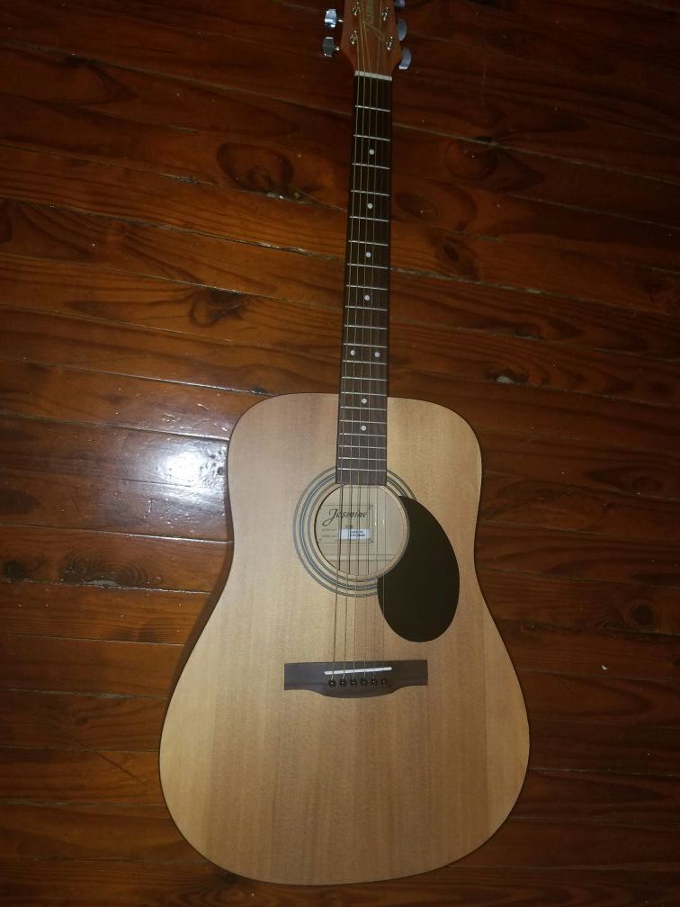 Acoustic guitar/guitarra acústica need to sell asap great condition