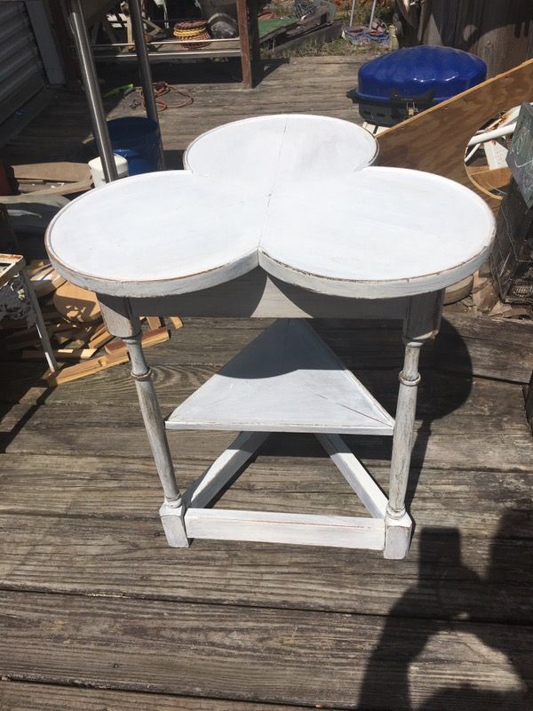 Clover shaped stand
