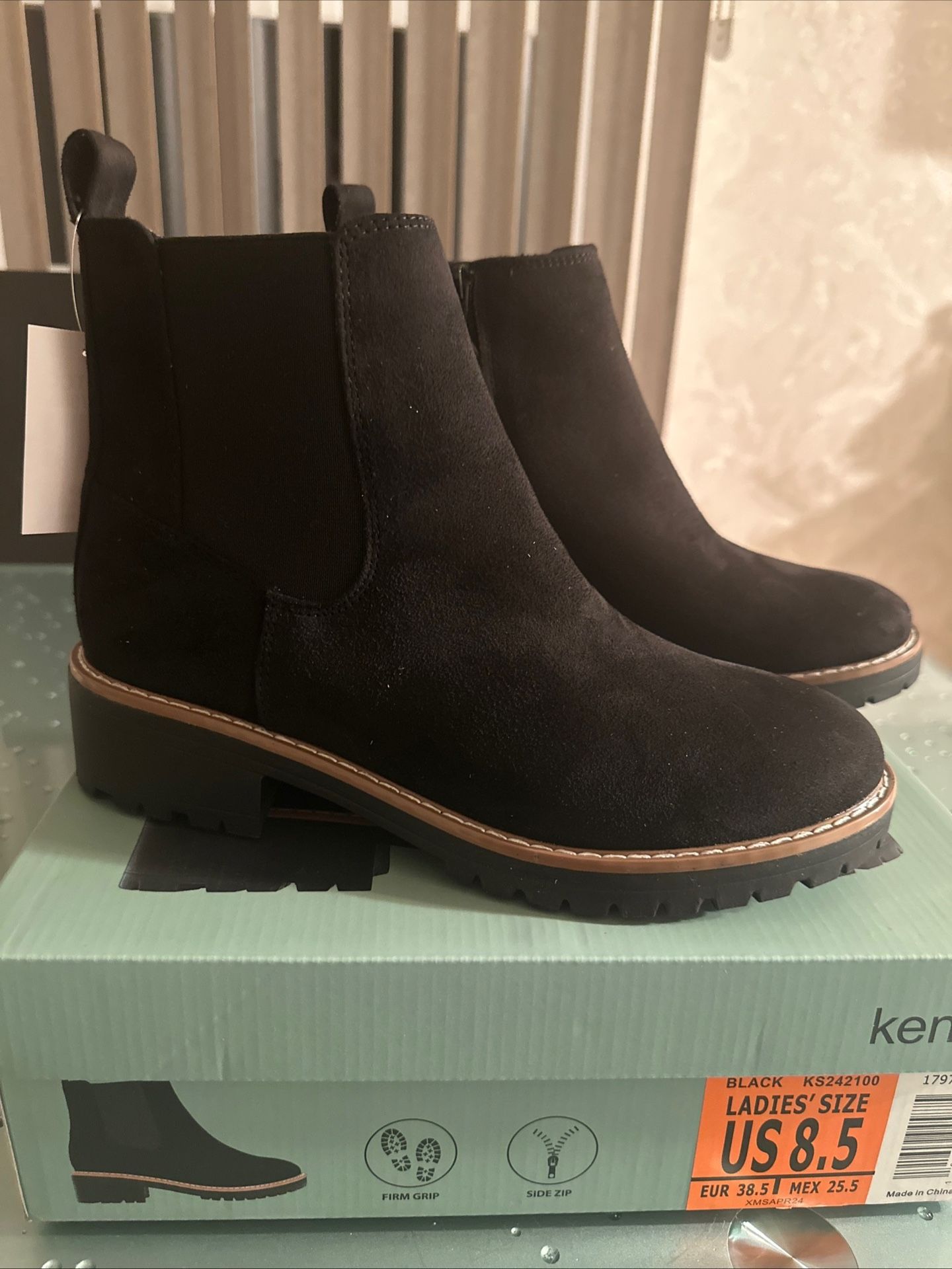 Brand New in A Box Women’s Boots Size 8,5