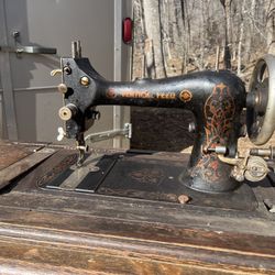 Antique Davis Vertical Feed Sewing Machine 