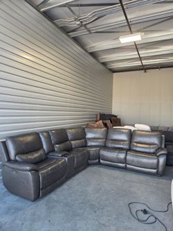 Wylder Leather Power Reclining Sectional with Power Headrests

Used good conditio  all Power seats work good,
Has signs of been used  see last picture