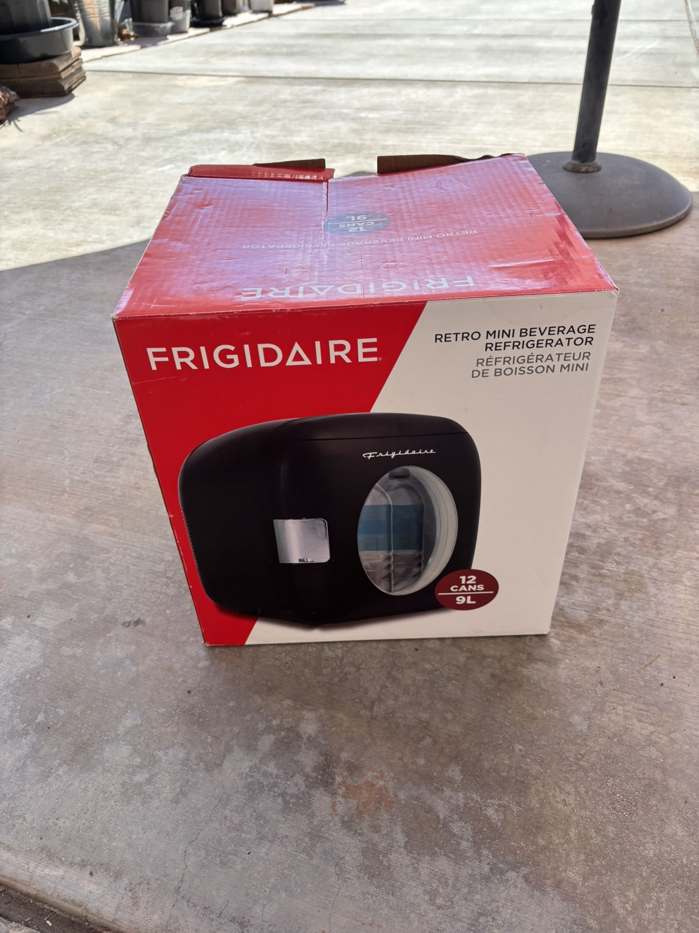Frigidaire Retro Mini Beverage Fridge