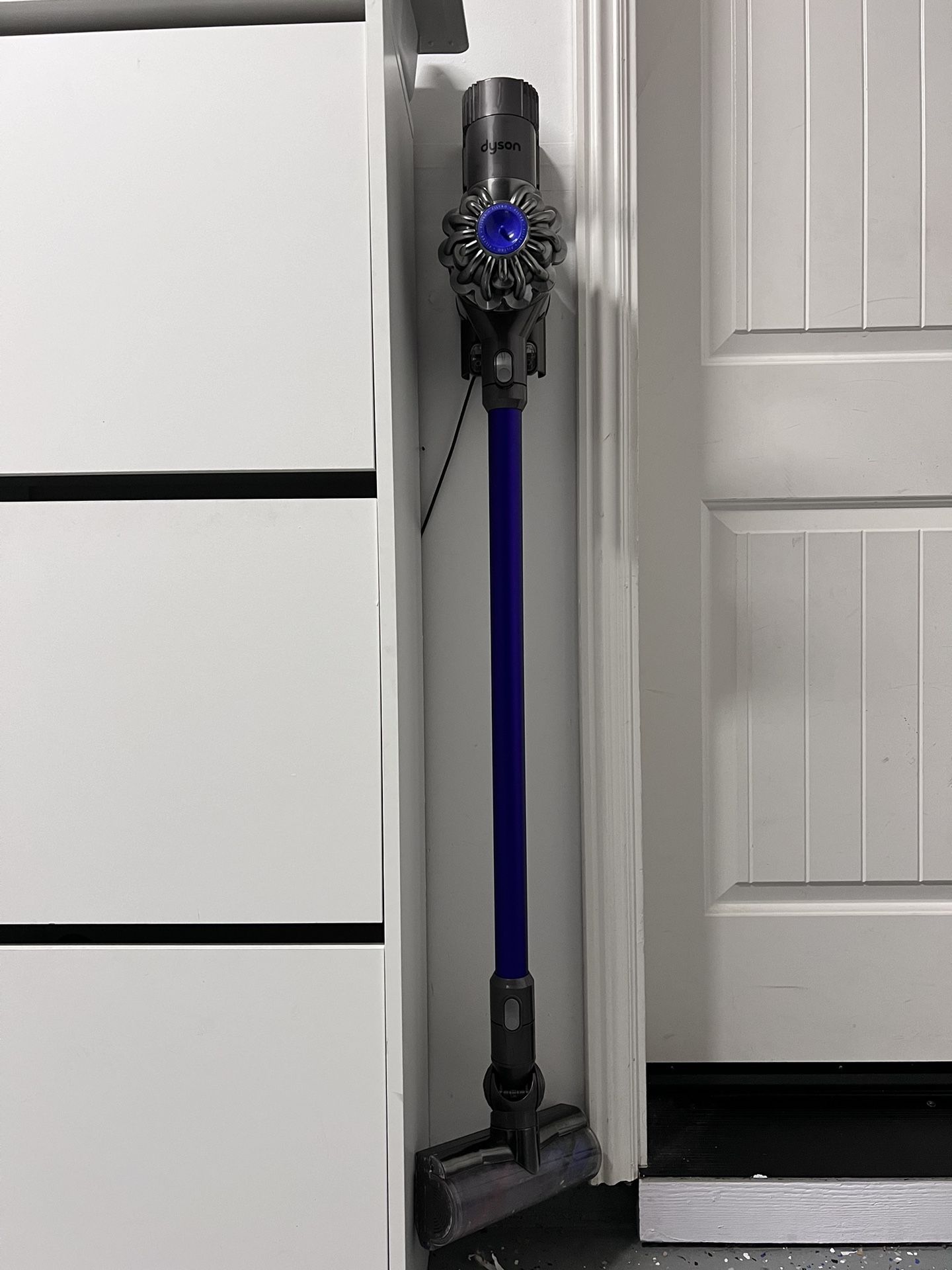 Dyson cordless Vacuum Cleaner, Wall Hanging.