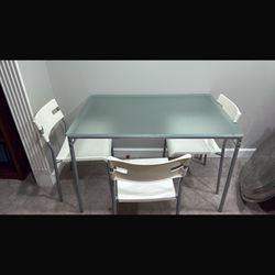 Small Kitchen Table With 3 Plastic Chair
