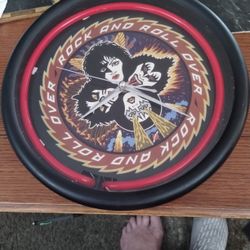 Kiss  Clock