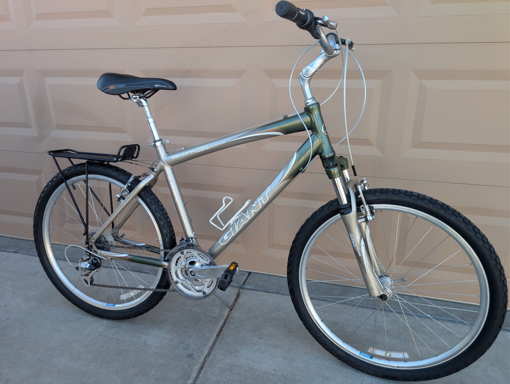 26"x2.0. GIANT SEDONA DX MENS MULTITRACK HYBRID MOUNTAIN BIKE. (L).NEW TIRES FRESHLY TUNE UP EXCELLLENT CONDITION 👌🏼