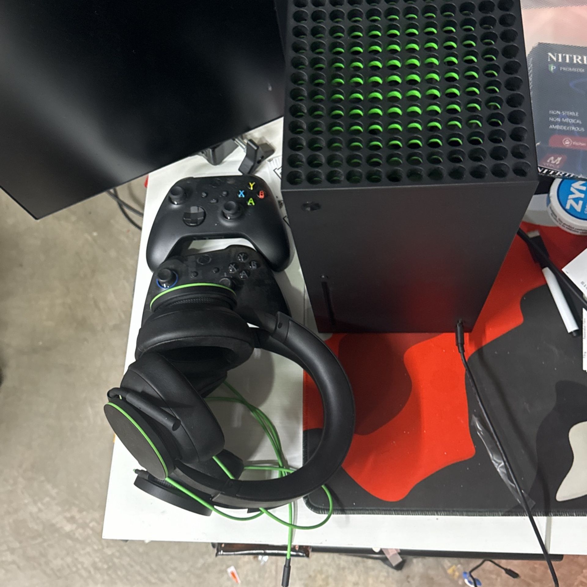 Xbox Series X - Like New + 2 Controllers And 2 Headsets 